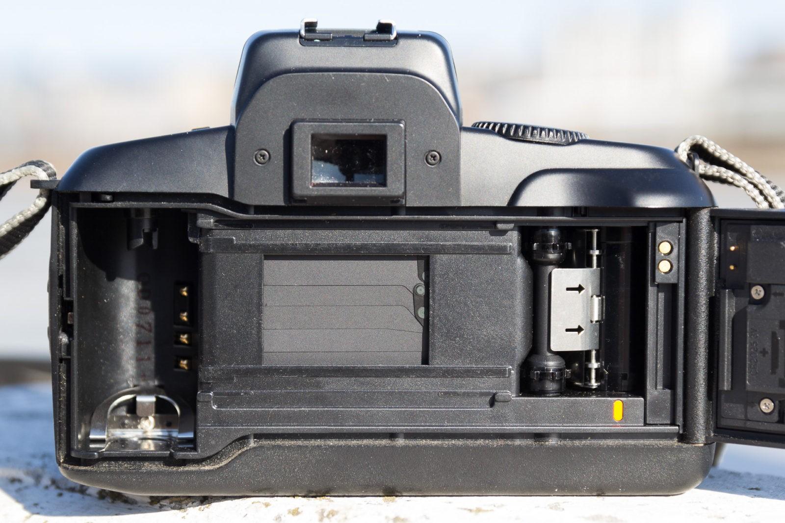 Canon EOS 750QD без задней крышки