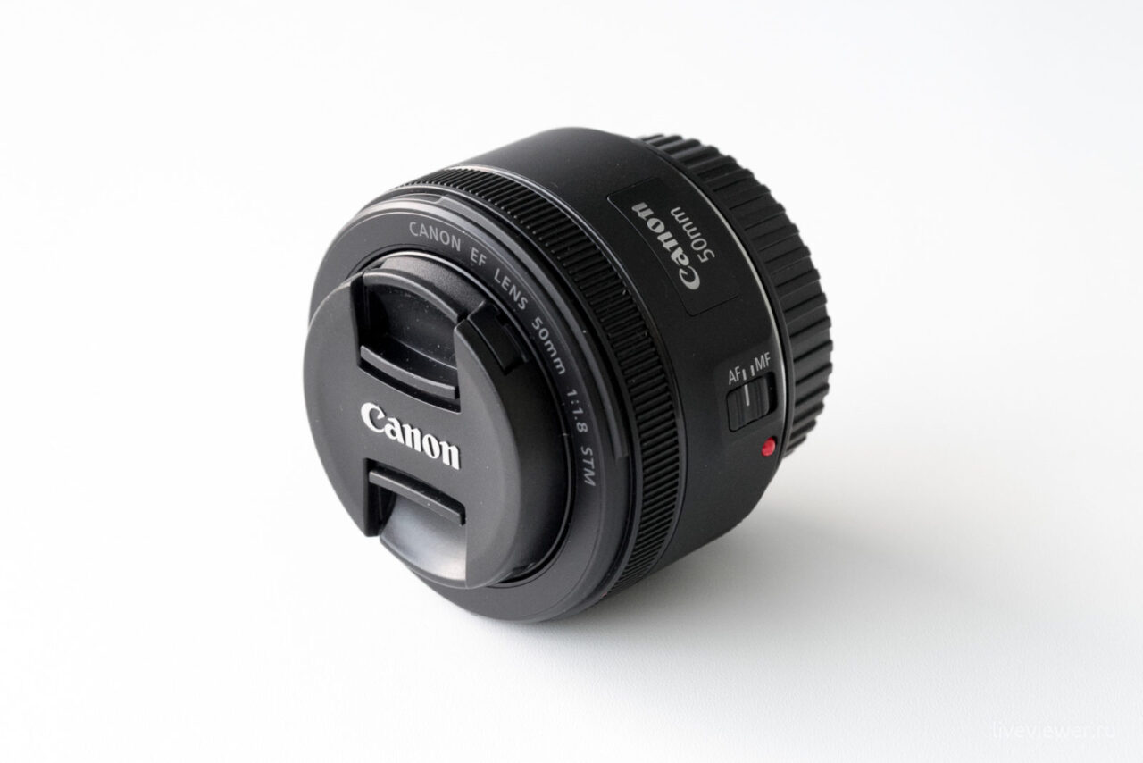Canon 50mm 1.8 STM общий план, объектив с крышками