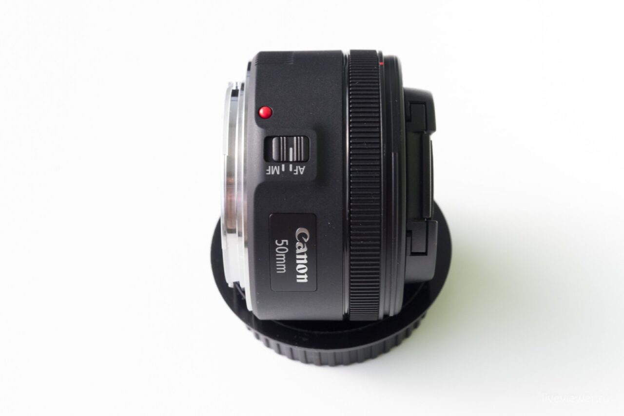 Canon 50mm 1.8 STM вид сбоку на переключатель автофокуса