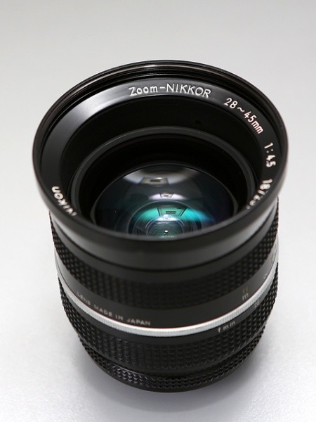Nikon Nikkor 28 45 mm f 4.5 Perednyaya linza obektiva gluboko utoplena v korpus