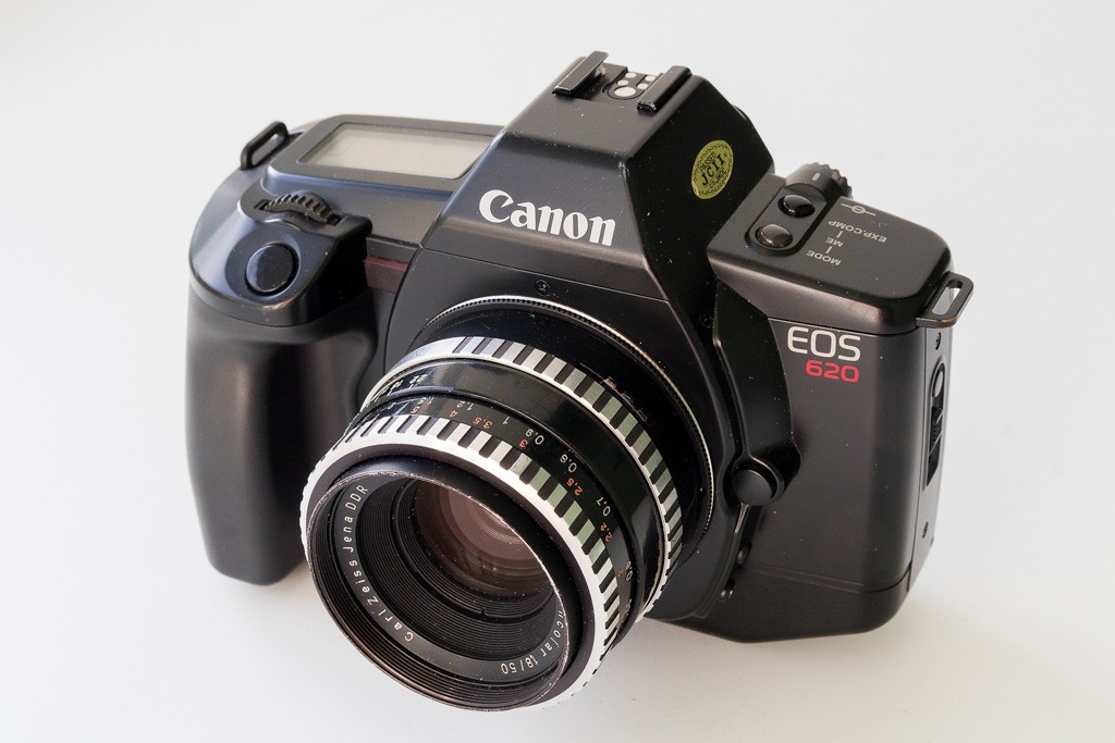 Carl Zeiss Jena Pancolar 50мм был установлен на Canon EOS 1300D и EOS 620 через адаптер с М42 на Canon